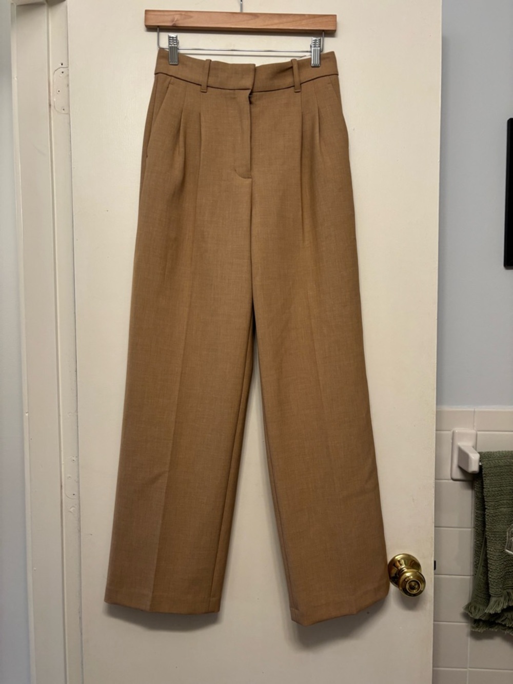 Aritzia Effortless Plants (short) Pleated in Camel - Picture 6 of 6